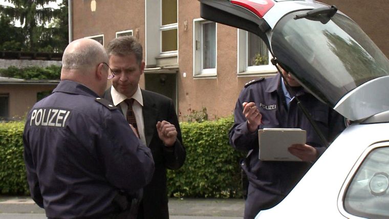 Ein Bürgermeister droht den Beamten