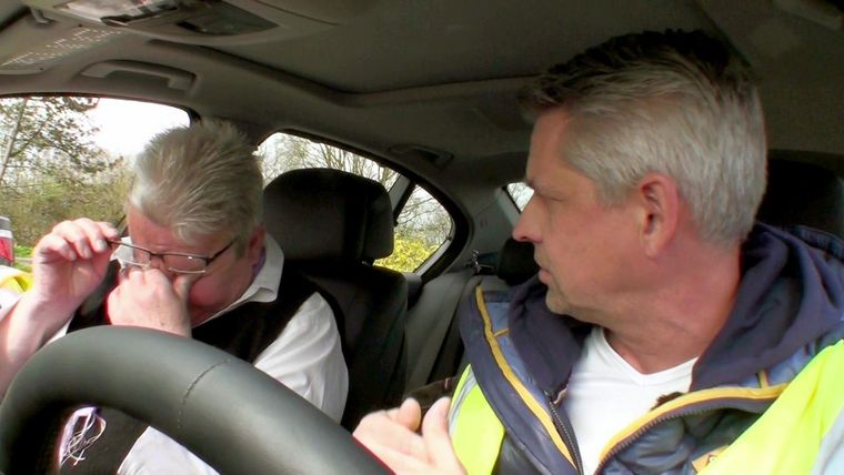 PKW bedrängt ein Motorrad