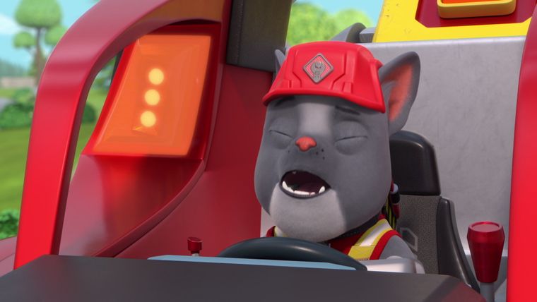 Die Crew baut eine Strandmauer