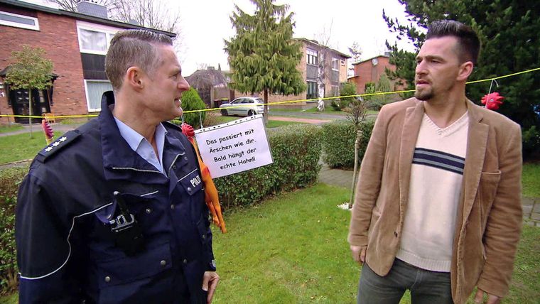 Erhängte Hähne im Vorgarten