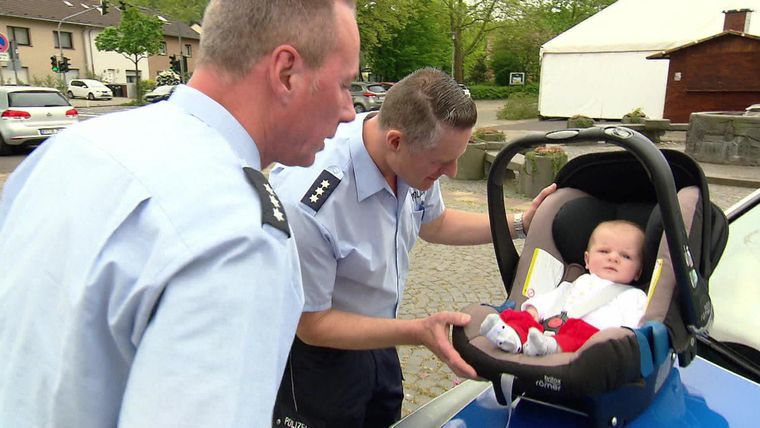 Baby wird auf Streifenwagen zurückgelassen