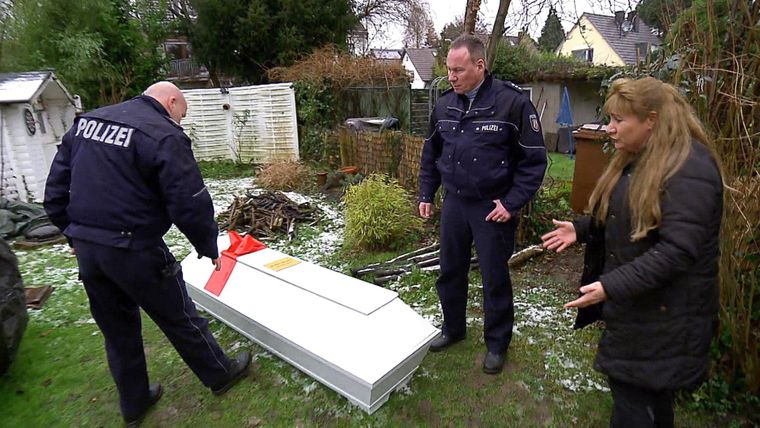 Frau findet Sarg mit Namen im Garten / Vater lässt Baby allein im Taxi