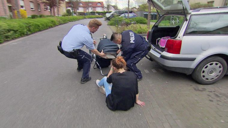 Betrunkene Frau kippt Kinderwagen um