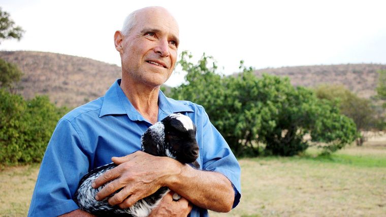Viehzüchter Gerhard begrüsst seine Hofdamen in Südafrika