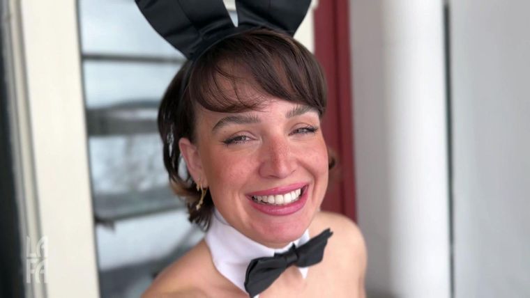 Ein Playboy Bunny macht Feuer!