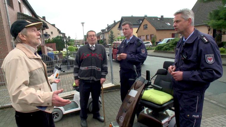 Zwei Rentner liefern sich ein Rennen