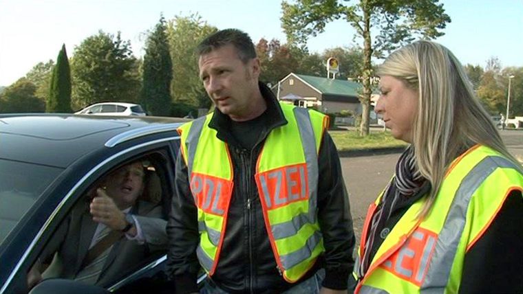 Gefährlich in Fahrt bei der Polizeikontrolle