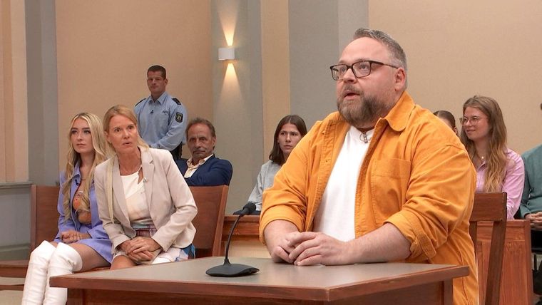 Familienfeier aus der Hölle: Schlug 49-Jährige ihre arbeitsscheue Schwester mit einer Sektflasche nieder?