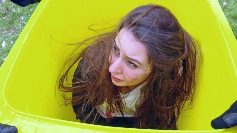 Verletzte Frau in Mülltonne / Halbnackter Mann jagt Angestellte