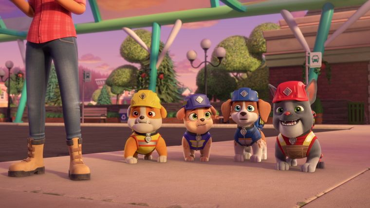 Die Crew baut einen solarbetriebenen Bus / Die Crew baut einen Rettungsturm