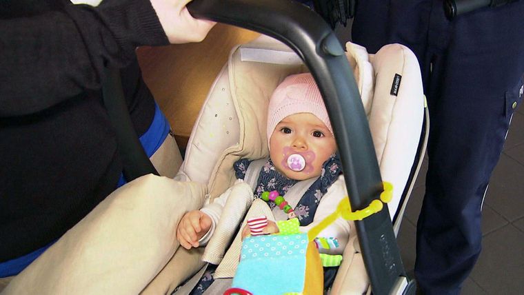 Mitarbeiterin findet Baby in Café / Frau verschleppt