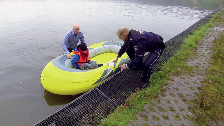 Kleiner Junge in Schlauchboot enthüllt Familiendrama