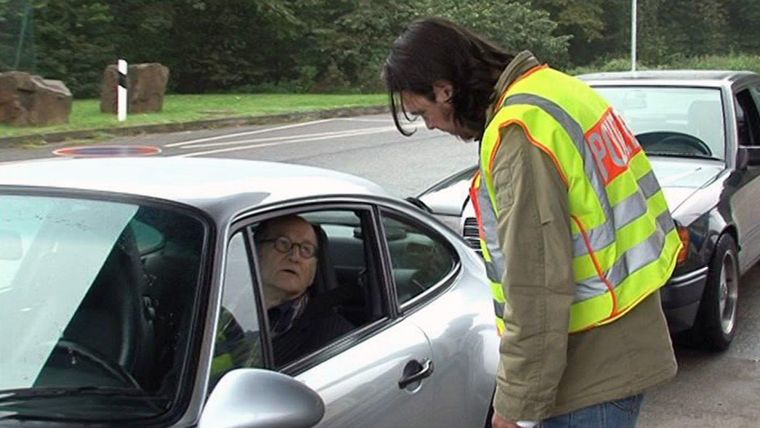 Nötigung - Porschefahrer bremst Mercedes aus