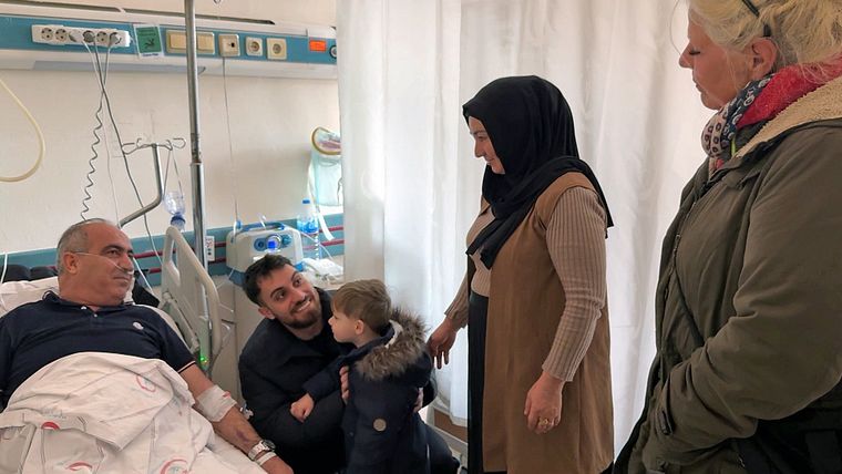 Servets Papa ist im Krankenhaus!