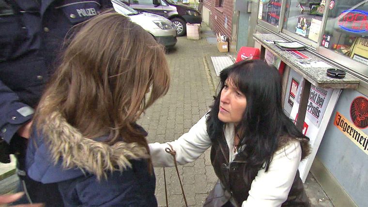 Kind ist in Kiosk eingesperrt / Frau kettet sich an Auto