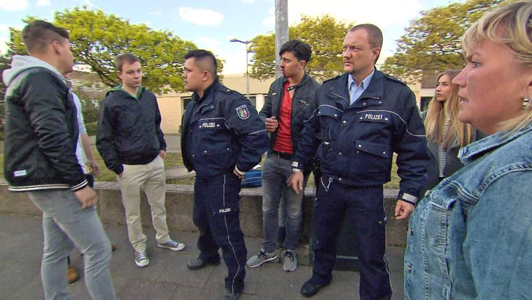 Junge wird brutal an Schule verprügelt