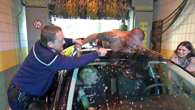 Halbnacktem Macho wird der Kopf gewaschen