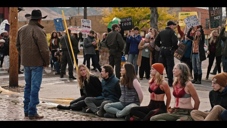 Unter einer Decke aus Rot