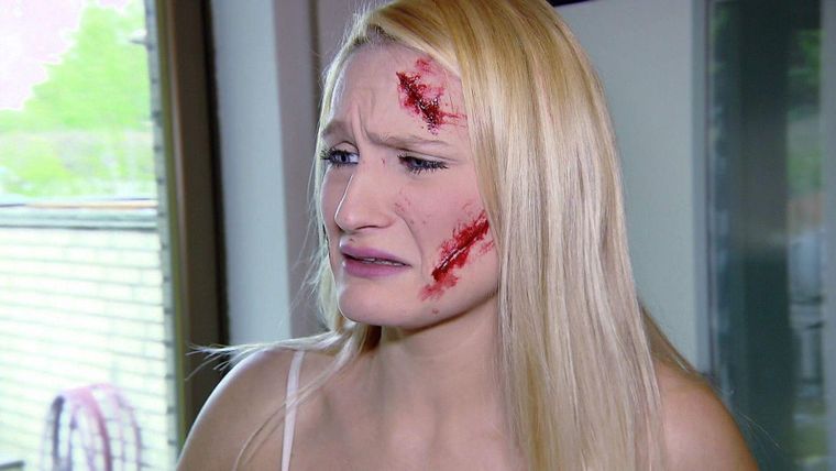 Junge sperrt Monster in Schrank / Braut wird das Gesicht zerschlitzt