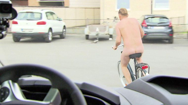 Nackter Mann flieht mit Fahrrad / Junges Mädchen schlitzt Reifen auf