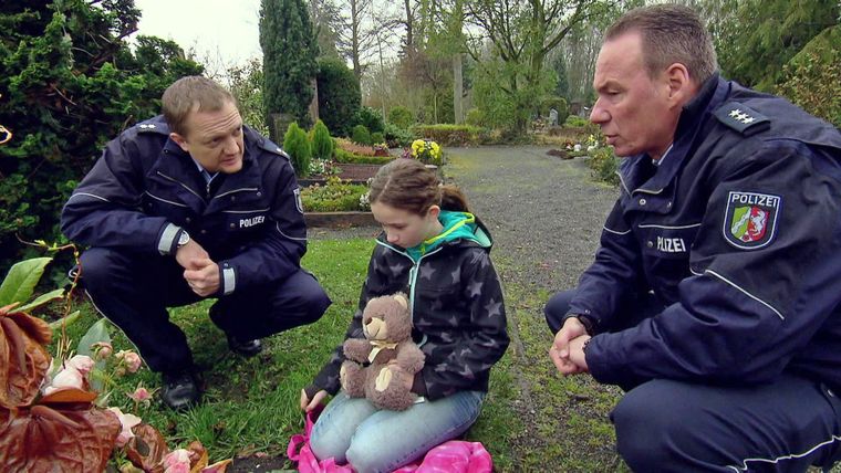 Kind sitzt alleine auf Friedhof / Grausamer Fund in Mülltonne
