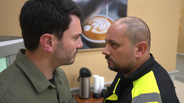 Eskalation im Kleinkrieg der Uniformen! Zündete Security-Mann das Haus des verfeindeten Feuerwehrmanns an?