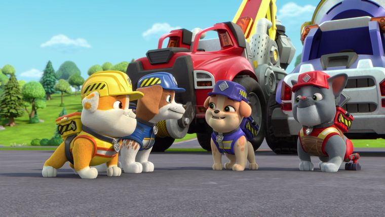 Die Crew baut einen Fallschirmsprung-Simulator / Die Crew baut eine Rollschuhbahn