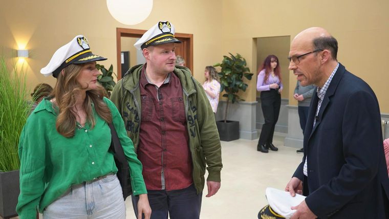 Busfahrer auf Fahrt zu Kegelturnier verunfallt: Manipulierte seine Chefin ihren eigenen Bus?