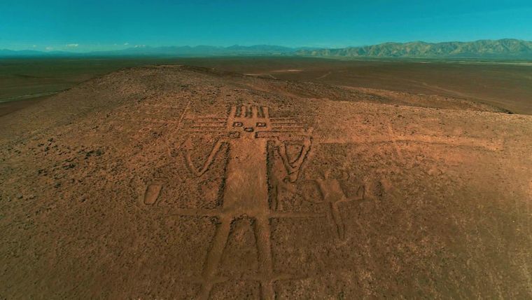 Ein steinerner Riese in der Wüste gibt Rätsel auf