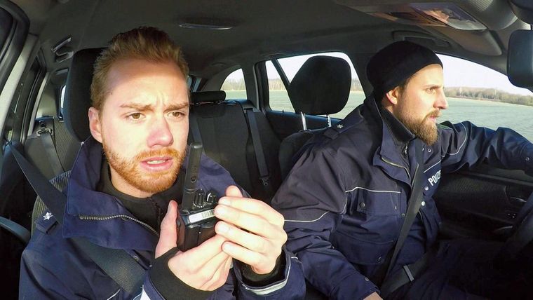 Autofahrer flüchtet vor Polizeikontrolle / Einbrecher verliert Finger