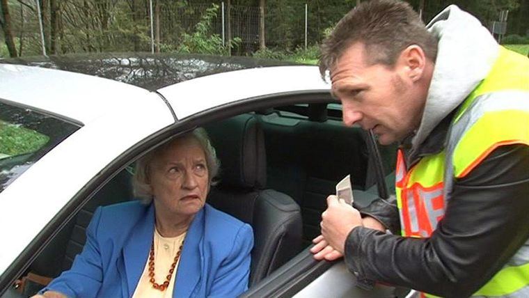 Ältere Dame bringt sich und ihren Führerschein in Gefahr