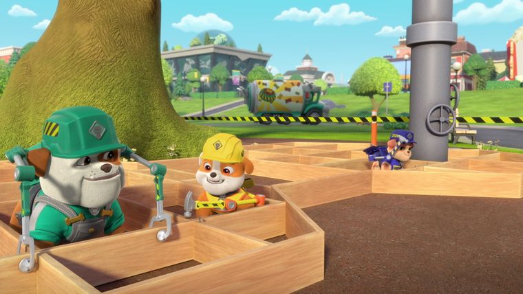 Die Crew baut ein Baumhaus / Die Crew baut einen Futterspender