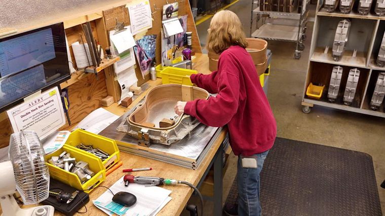 Thema u.a.: Die berühmteste Akustik-Gitarre entsteht