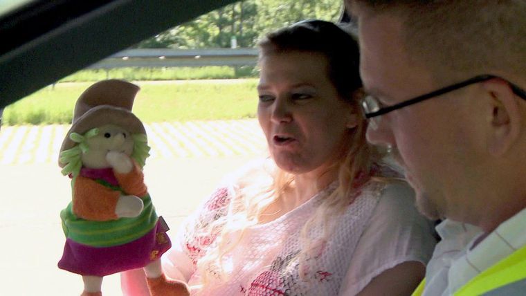 Eine Puppenspielerin bringt die Beamten an den Rand der Verzweiflung