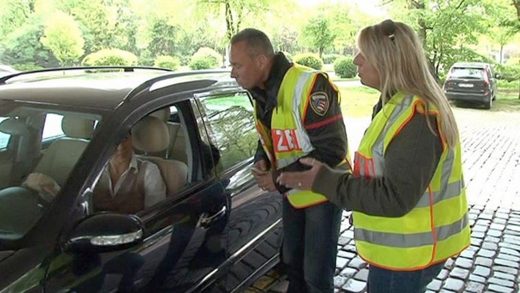 Eine Raserin geht auf Konfrontationskurs