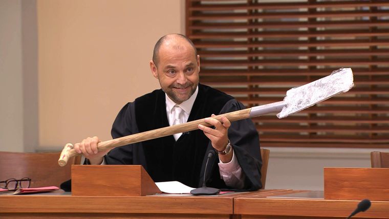 Vermeintliche Heldin vor Gericht: Legte Hausmeisterin sich mit aggressivem Ex-Schüler an?