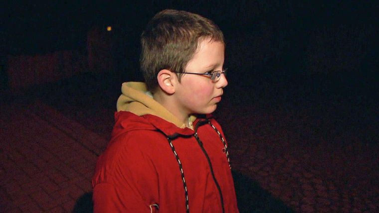 Kleiner Junge ist abends alleine unterwegs / Gülle-Attacke nach Affären-Aus