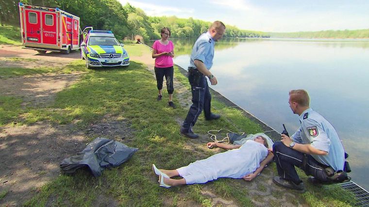 Joggerin entdeckt Braut in Müllsack / Versteckte Kamera